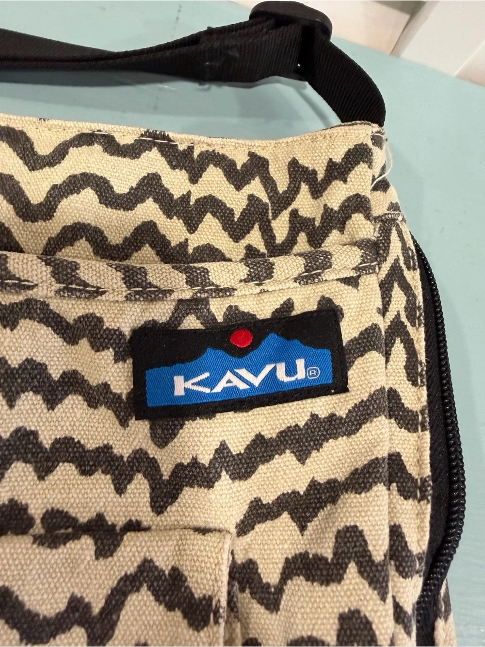 Kavu Cream and Black Wave-Pattern Crossbody Bag